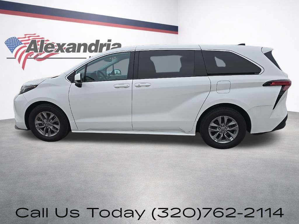 2022 Toyota Sienna LE - Photo 11